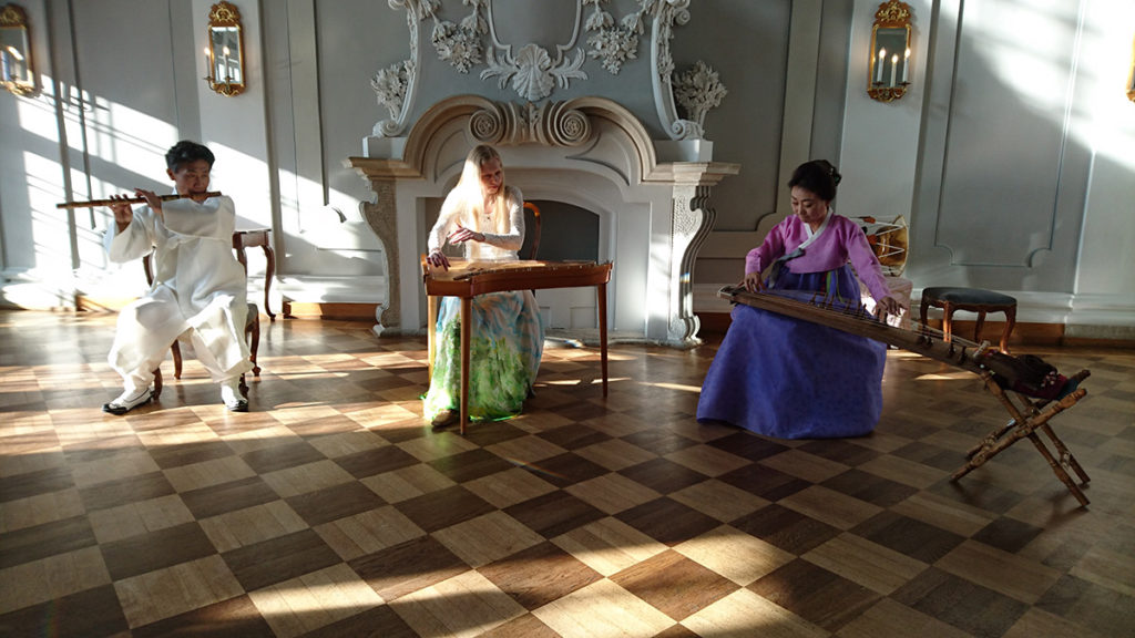 Prof. Kim Nam Soon (gayageum, Korea), prof. Park Whan Young (daegum, Korea), Kristi Mühling (kannel). Photo: Lilian Langsepp.